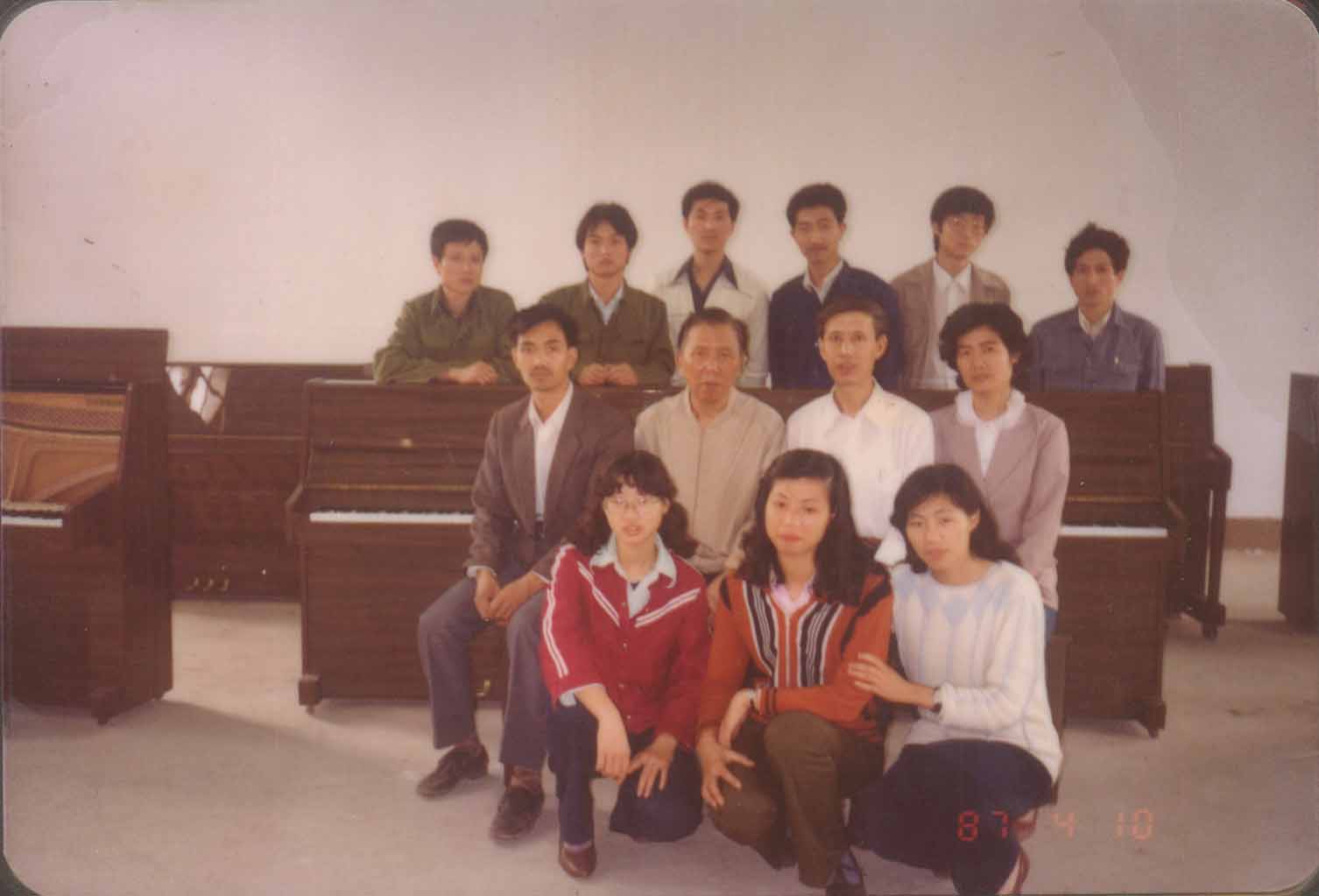 1987年香港制琴专家、生产人员与诞生的第一台钢琴合影
